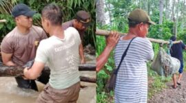 Proses pencarian nenek Aminah oleh polisi bersama warga dan evakuasi setelah ditemukan menuju rumah duka, Senin 25 Mei 2026 | ist/Media Prioritastv.com.