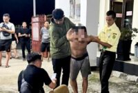 Terdakwa yang berhasil diamankan petugas usai mencoba kabur saat skor sidang di PN Kota Agung, Tanggamus, Selasa 19 Mei 2026 |