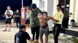 Terdakwa yang berhasil diamankan petugas usai mencoba kabur saat skor sidang di PN Kota Agung, Tanggamus, Selasa 19 Mei 2026 |