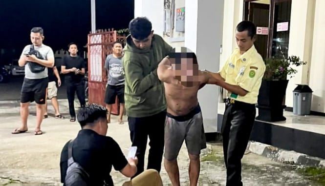 Terdakwa yang berhasil diamankan petugas usai mencoba kabur saat skor sidang di PN Kota Agung, Tanggamus, Selasa 19 Mei 2026 |