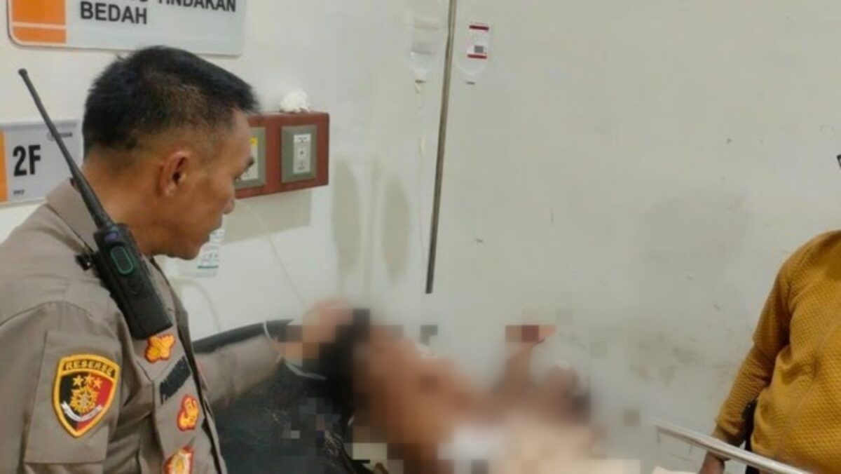 Polisi saat memeriksa korban V (13) di rumah sakit usai ditusuk temannya, Senin 25 Mei 2026 |