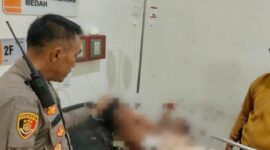Polisi saat memeriksa korban V (13) di rumah sakit usai ditusuk temannya, Senin 25 Mei 2026 |