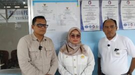 Ketua Yayasan Nusantara Alam Abadi Firlinda didampingi oleh Ketua Rel MBG Pusat Roy Marzuk dan Azis Gagap saat memberikan keteragan pers, Senin 25 Mei 2026 | Herdi/Media Prioritastv.com.