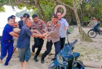 Petugas saat mengevakusi korban tenggelam di Pantai Labuhan Jukung, Pesisir Barat, Lampung, Selasa 26 Mei 2026 | ist/Media Prioritastv.com.