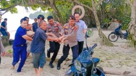 Petugas saat mengevakusi korban tenggelam di Pantai Labuhan Jukung, Pesisir Barat, Lampung, Selasa 26 Mei 2026 | ist/Media Prioritastv.com.