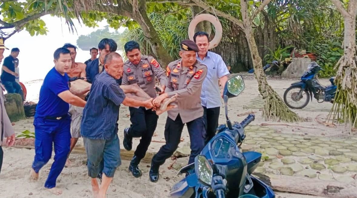 Petugas saat mengevakusi korban tenggelam di Pantai Labuhan Jukung, Pesisir Barat, Lampung, Selasa 26 Mei 2026 | ist/Media Prioritastv.com.