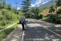 Polisi saat melakukan penyiraman pasir di lokasi tergelincirnya pemotor di Pekon Batu Kramat, Kota Agung Timur, Tanggamus, Jumat 29 Mei 2026 | Dok. Humas Polres Tanggamus.