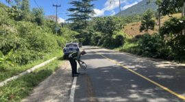 Polisi saat melakukan penyiraman pasir di lokasi tergelincirnya pemotor di Pekon Batu Kramat, Kota Agung Timur, Tanggamus, Jumat 29 Mei 2026 | Dok. Humas Polres Tanggamus.