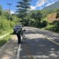 Polisi saat melakukan penyiraman pasir di lokasi tergelincirnya pemotor di Pekon Batu Kramat, Kota Agung Timur, Tanggamus, Jumat 29 Mei 2026 | Dok. Humas Polres Tanggamus.