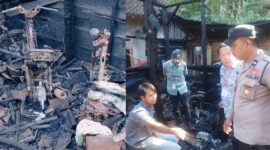 Kolase foto dua motor korban yang ludes terbakar dan saat polisi melakukan identifikasi, Jumat 29 Mei 2026 | Dok. Humas Polres Tanggamus.