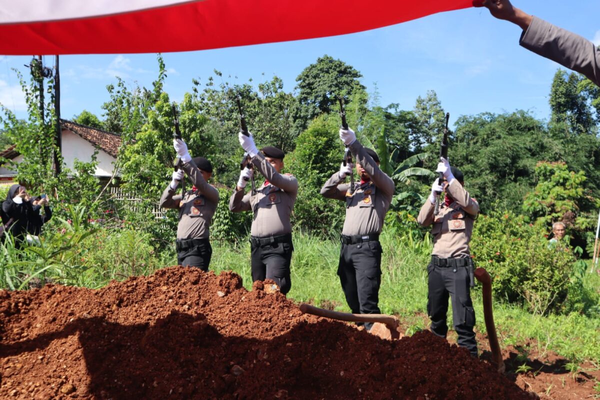 Tembakan Salvo iringi pemakaman Almarhum Aiptu Putra Alam di Bandar Lampung, Jumat 29 Mei 2026 | Dok. Humas Polres Tanggamus.