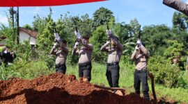 Tembakan Salvo iringi pemakaman Almarhum Aiptu Putra Alam di Bandar Lampung, Jumat 29 Mei 2026 | Dok. Humas Polres Tanggamus.