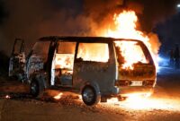 Kondisi mobil angkot yang terbakar di sekitar jembatan Sekampung, Sukoharjo, Pringsewu, Sabtu 30 Mei 2026 | ist/Media Prioritastv.com.