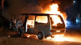 Kondisi mobil angkot yang terbakar di sekitar jembatan Sekampung, Sukoharjo, Pringsewu, Sabtu 30 Mei 2026 | ist/Media Prioritastv.com.