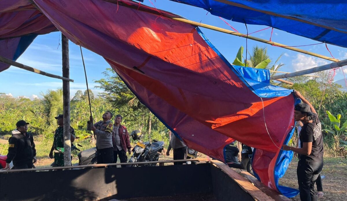 Tim gabungan saat membongkar arena perjudian sabung ayam di Pekon Sinar Mancak, Pulau Panggung, Tanggamus, Sabtu 30 Mei 2026 | Dok. Humas Polres Tanggamus.