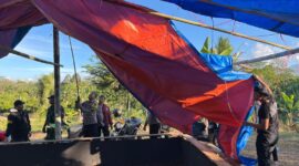 Tim gabungan saat membongkar arena perjudian sabung ayam di Pekon Sinar Mancak, Pulau Panggung, Tanggamus, Sabtu 30 Mei 2026 | Dok. Humas Polres Tanggamus.