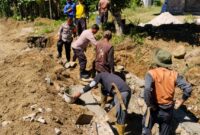 Sambut Hari Bhayangkara ke-80, Polsek Pulau Panggung Bersama Warga Gotong Royong Bangun Gorong-gorong Jalan Tani di Ulu Belu