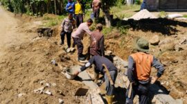 Kapolsek Pulau Panggung Iptu Suamin saat bersama warga Pekon Dataraian Ulu Belu melaksanakan gotong royong pembangunan gotong royong jalan tani, Minggu 31 Mei 2026 | Dok. Humas Polres Tanggamus.
