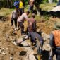 Kapolsek Pulau Panggung Iptu Suamin saat bersama warga Pekon Dataraian Ulu Belu melaksanakan gotong royong pembangunan gotong royong jalan tani, Minggu 31 Mei 2026 | Dok. Humas Polres Tanggamus.