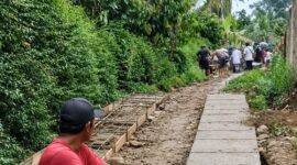 Warga Dusun 6 Waringinsari Barat, Pringsewu, bergotong royong mengecor jalan usaha tani 300 meter secara swadaya demi kelancaran aktivitas pertanian | ist/Media Prioritastv.com.