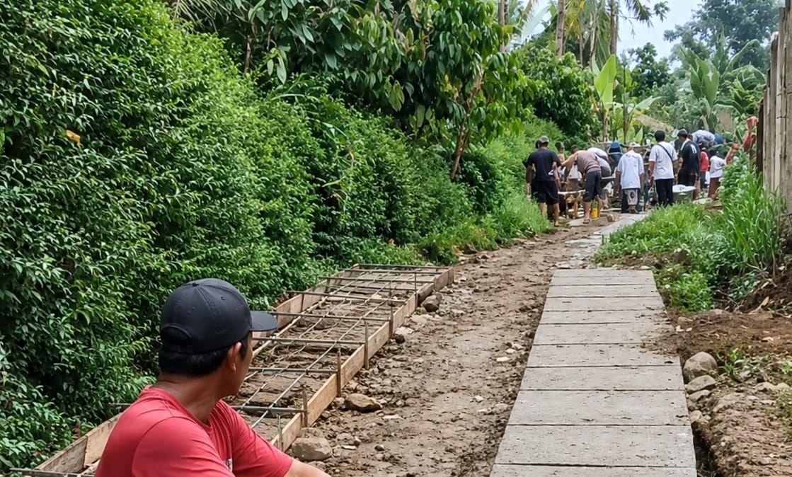Warga Dusun 6 Waringinsari Barat, Pringsewu, bergotong royong mengecor jalan usaha tani 300 meter secara swadaya demi kelancaran aktivitas pertanian | ist/Media Prioritastv.com.