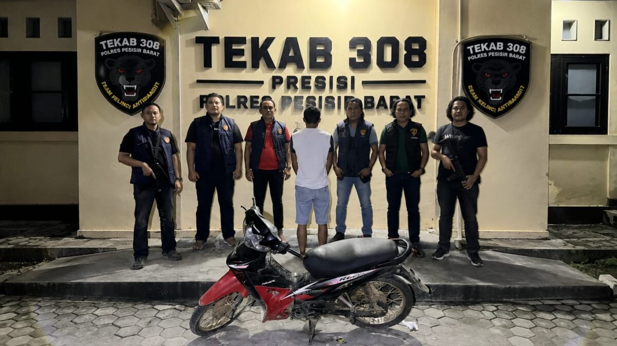 Tersangka penadahan motor curian di Ngambur, Pesisir Barat inisial TY setelah ditangkap sebelum dijebloskan ke sel tahanan, Sabtu 30 Mei 2026 | Dok. Humas Polres Pesisir Barat.