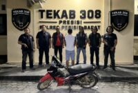 Tersangka penadahan motor curian di Ngambur, Pesisir Barat inisial TY setelah ditangkap sebelum dijebloskan ke sel tahanan, Sabtu 30 Mei 2026 | Dok. Humas Polres Pesisir Barat.
