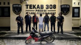 Tersangka penadahan motor curian di Ngambur, Pesisir Barat inisial TY setelah ditangkap sebelum dijebloskan ke sel tahanan, Sabtu 30 Mei 2026 | Dok. Humas Polres Pesisir Barat.
