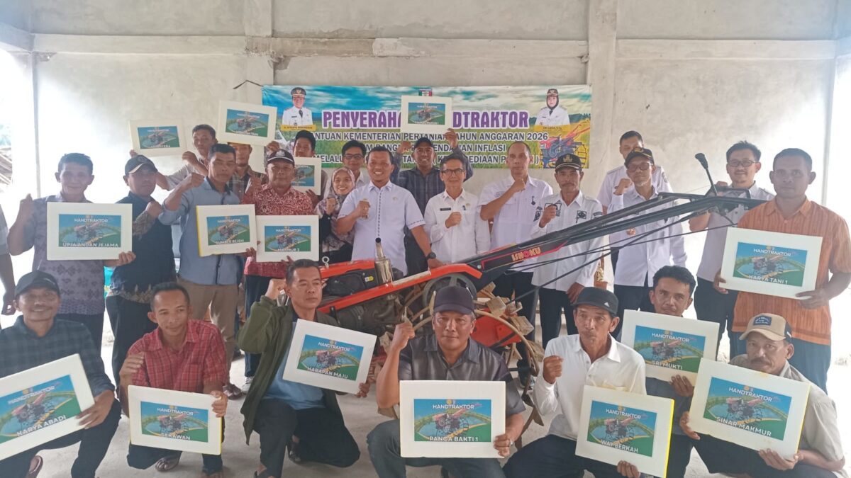 Bupati Riyanto Pamungkas Serahkan Hand Traktor untuk Kelompok Tani di 9 Kecamatan (Foto: Istimewa)