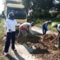 DPRD Pringsewu Mira Anita Perbaiki Jalan Berlubang Menuju Kantor Pekon (Foto: istimewa)