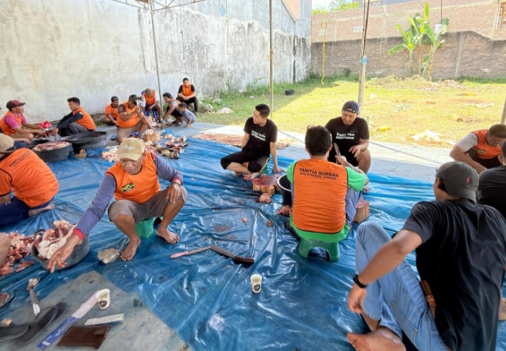 Penuh Kekompakan, Warga Bamsol Pringsewu Utara Laksanakan Qurban Bersama (Foto: istimewa)