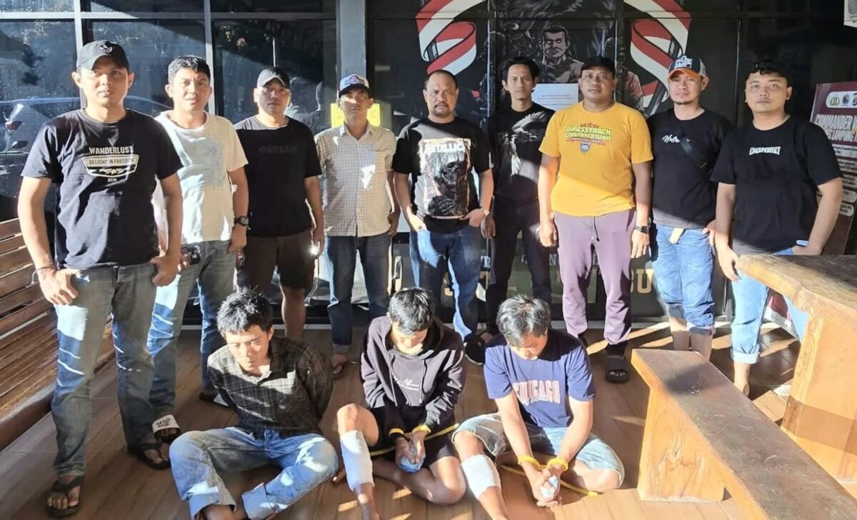 Dua tersangka begal motor yang dihadiahi timah panas Polres Lampung Timur dan seorang penadah yang turut ditangkap, Sabtu 30 Mei 2026 | Dok. Polres Lampung Timur.