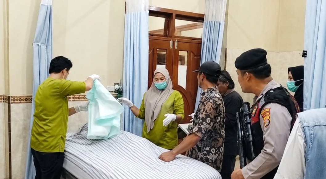 Tersangka Curanmor yang tewas ditembak polisi saat dalam penanganan medis | Dok. Polda Lampung.