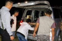 Jasad korban saat hendak dievakuasi polisi ke RS Bhayangkara, Senin 1 Juni 2026 dinihari tadi | Dok. Polda Lampung.