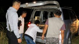 Jasad korban saat hendak dievakuasi polisi ke RS Bhayangkara, Senin 1 Juni 2026 dinihari tadi | Dok. Polda Lampung.