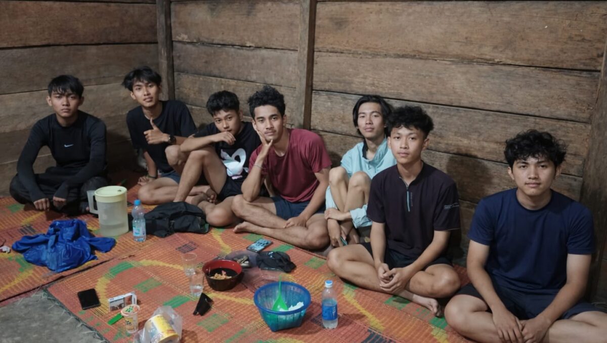 Ketujuh pendaki gunung Tanggang di Limau Tanggamus saat berkumpul kembali usai salah satu rekannya tersesat, Minggu 1 Juni 2026 | Dok. Humas Polres Tanggamus.