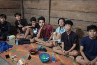 Ketujuh pendaki gunung Tanggang di Limau Tanggamus saat berkumpul kembali usai salah satu rekannya tersesat, Minggu 1 Juni 2026 | Dok. Humas Polres Tanggamus.