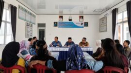 Lurah Baros Nanak Suprana bersama Kadis Pariwisata Marhasan Samba dan Plt.  Kadis Koperindag Tanggamus Bayu Mahardika saat menyampaikan rencana relokasi pedagang UMKM di Taman Wisata Muara Indah Kota Agung  di Kantor Kelurahan Baros Kecamatan Kota Agung, Selasa 2 Juni 2026 | Herdi/Media Prioritastv.com.