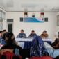 Lurah Baros Nanak Suprana bersama Kadis Pariwisata Marhasan Samba dan Plt.  Kadis Koperindag Tanggamus Bayu Mahardika saat menyampaikan rencana relokasi pedagang UMKM di Taman Wisata Muara Indah Kota Agung  di Kantor Kelurahan Baros Kecamatan Kota Agung, Selasa 2 Juni 2026 | Herdi/Media Prioritastv.com.