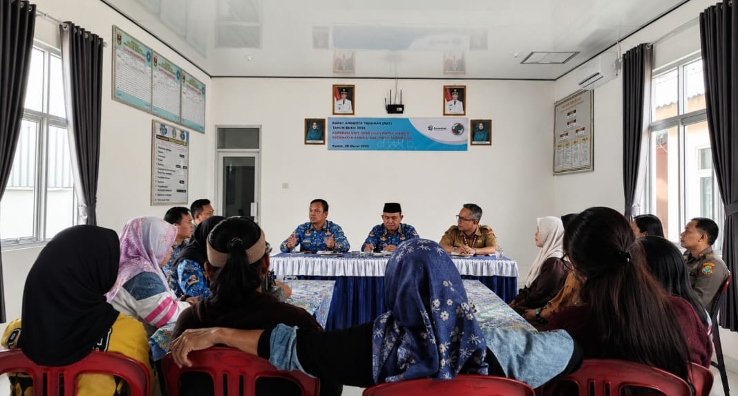 Lurah Baros Nanak Suprana bersama Kadis Pariwisata Marhasan Samba dan Plt. Kadis Koperindag Tanggamus Bayu Mahardika saat menyampaikan rencana relokasi pedagang UMKM di Taman Wisata Muara Indah Kota Agung di Kantor Kelurahan Baros Kecamatan Kota Agung, Selasa 2 Juni 2026 | Herdi/Media Prioritastv.com.