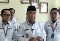 Bupati Tanggamus H. Moh. Saleh Asnawi saat memberikan keterangan pers terkait pembayaran gaji 13 ASN Tanggamus, Rabu 3 Juni 2026.