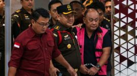 Eks Kepala BGN Dadan Hindayana saat digiring Kejagung menuju mobil tahanan, Rabu 3 Juni 2026 | Ubay/Media Prioritastv.com.