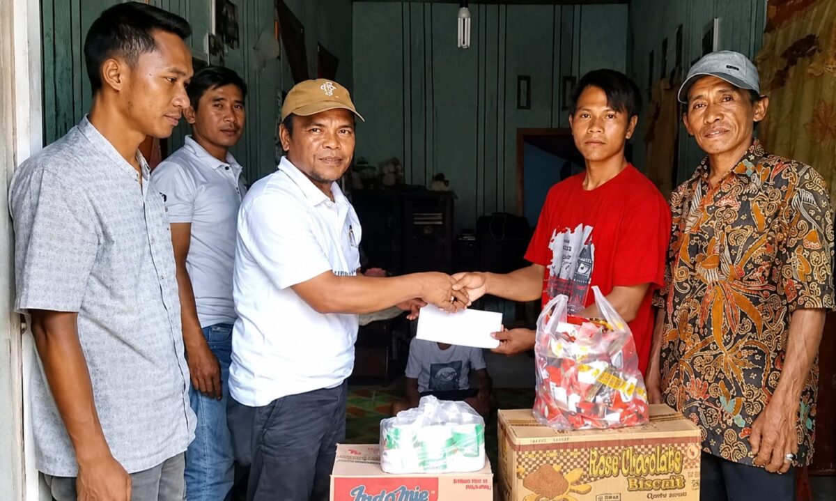 Wakil Ketua Gibran Center Tanggamua Yuliar Baro mewakili Ketua Firlinda saat menyerahkan bantuan berupa santunan dan bahan pokok lainya kepada korban kebakaran rumah di Dusun Sinar Jaya Pekon Ketapang, Kecamatan Limau Tanggamus, Kamis 4 Juni 2026 | Herdi/Media Prioritastv.com.
