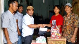 Wakil Ketua Gibran Center Tanggamua Yuliar Baro mewakili Ketua Firlinda saat menyerahkan bantuan berupa santunan dan bahan pokok lainya kepada korban kebakaran rumah di Dusun Sinar Jaya Pekon Ketapang, Kecamatan Limau Tanggamus, Kamis 4 Juni 2026 | Herdi/Media Prioritastv.com.