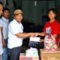 Wakil Ketua Gibran Center Tanggamua Yuliar Baro mewakili Ketua Firlinda saat menyerahkan bantuan berupa santunan dan bahan pokok lainya kepada korban kebakaran rumah di Dusun Sinar Jaya Pekon Ketapang, Kecamatan Limau Tanggamus, Kamis 4 Juni 2026 | Herdi/Media Prioritastv.com.