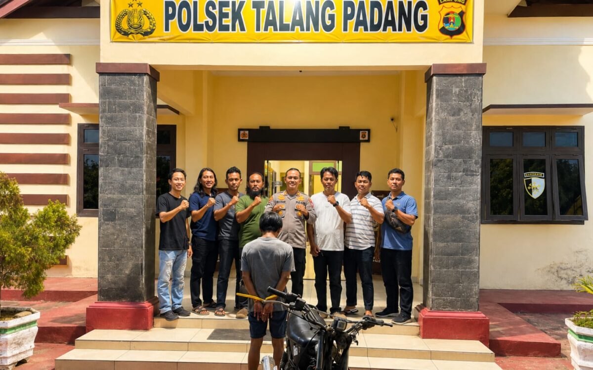 Tersangka Yogi saat kembali ditampilkan dalam persangkaan kasus penadahan oleh Polsek Talang Padang | Dok. Humas Polres Tanggamus.