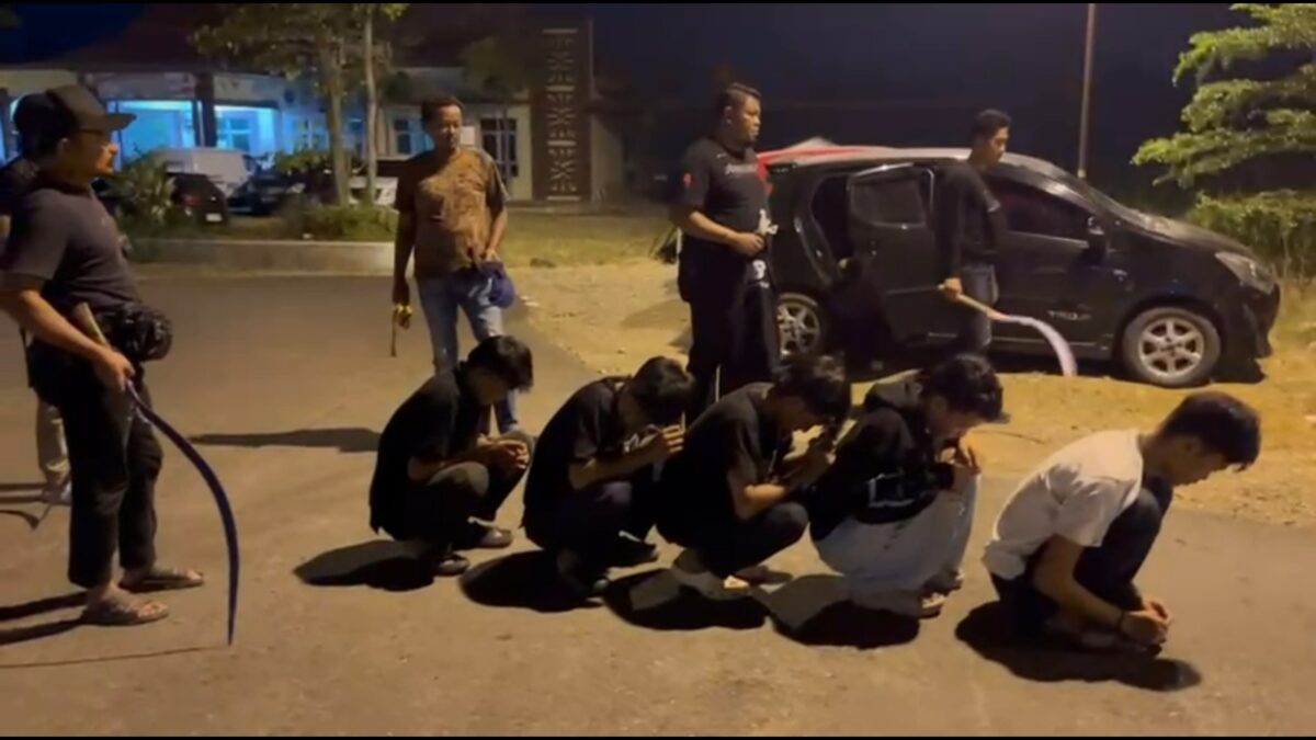 Para pemuda pelaku tawuran di Pringsewu usai ditangkap polisi pada Rabu, 3 Juni 2026 | Dok. Humas Polres Pringsewu.