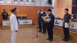 Bupati Tanggamus H. Moh. Saleh Asnawi saat melantik Jupriyadi sebagai Kakon Tegineneng hasil PAW menggantikan Muslim di ruang rapat utama kantor bupati, Jumat 5 Juni 2026 | Herdi/Media Prioritastv.com. 
