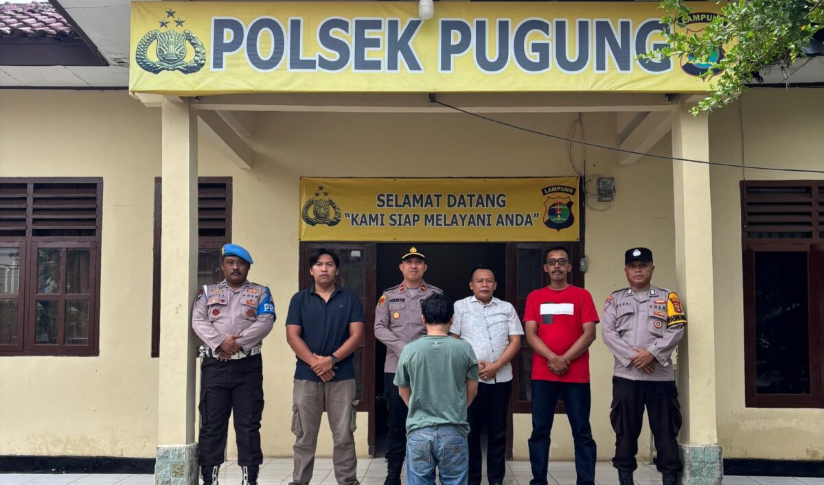 Polisi saat menunjukan tersangka Erwin usai ditetapkan tersangka dalam lampiran rilis tertulis Humas Polres Tanggamus, Sabtu 6 Juni 2026 | Dok. Humas Polres Tanggamus.
