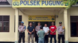 Polisi saat menunjukan tersangka Erwin usai ditetapkan tersangka dalam lampiran rilis tertulis Humas Polres Tanggamus, Sabtu 6 Juni 2026 | Dok. Humas Polres Tanggamus.